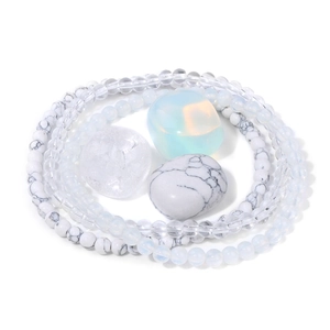 Dettaglio di perline di howlite naturale, quarzo ialino e set di pietre energetiche