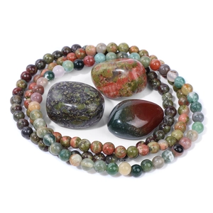 Dettaglio macro di perline di unakite e agata 4mm con pietre energetiche naturali