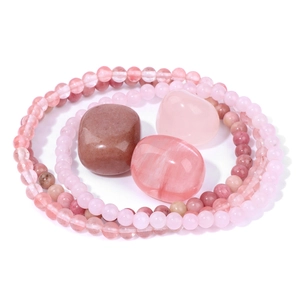 Dettaglio del set di braccialetti con perline di cristallo rosa e pietre grezze