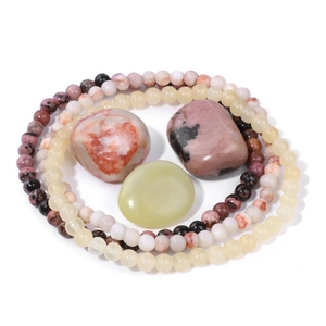 Vista dall'alto di braccialetti di perle di pietra naturale 4mm e pietre energetiche