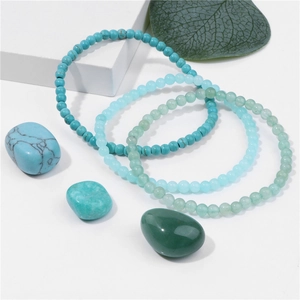 Dettaglio del set di braccialetti in pietre naturali con texture minerali blu e verdi