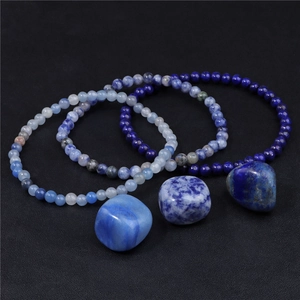 Dettaglio dei bracciali di perline in pietra naturale blu con pietre lucide abbinate