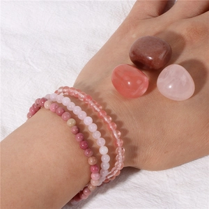 Set di tre braccialetti in perline di pietra naturale da 4 mm indossati sul polso