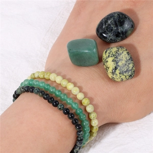 Set di tre braccialetti con perline in pietra naturale in toni misti verde e nero