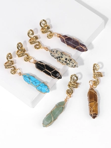 Detalle de set de 6 dijes hexagonales para rastas con alambre dorado enrollado