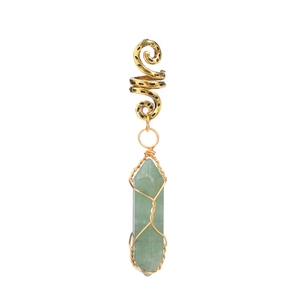 Detalle de colgante de piedra hexagonal verde con alambre dorado en joya para trenzas
