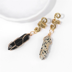 Detalle de anillos para el pelo de piedra natural con alambre en negro y moteado