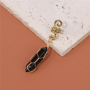 Accesorio dreadlock con piedra hexagonal, alambre dorado y pieza de metal en espiral