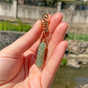 Accesorio para el pelo de piedra natural con espiral dorada y colgante de cuarzo