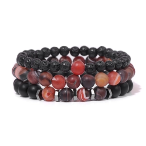 Detalle del set de 3 pulseras de cuentas con piedra de lava, ágata a rayas y negro mate