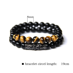 Detailed view of 8mm tiger eye and black beads bracelet set with 19cm circumference
