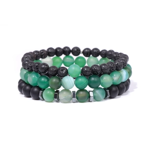 Detalle macro del conjunto de tres pulseras de piedra de lava y ágata a rayas verdes