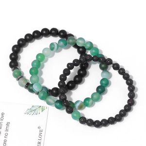 Set de tres pulseras para hombre con cuentas negras mates, ágata verde y piedra volcánica