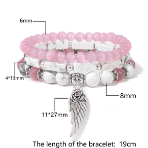 Set di bracciali a tre strati con perle di marmo bianco e ciondolo a forma di ala
