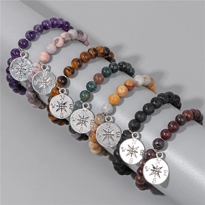 Detailansicht der 8mm Natursteinperlen und Vintage-Kompass-Anhänger-Armbänder