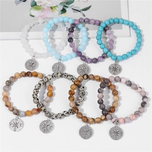 Detailansicht der 8mm Natursteinperlen und Vintage-Kompassanhänger am elastischen Armband