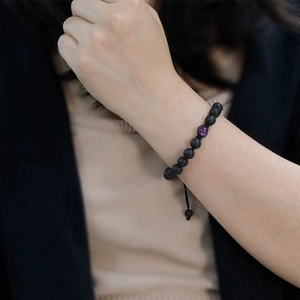 Verstellbares Armband aus Lavasteinperlen mit lila Kristallakzent für Damen und Herren