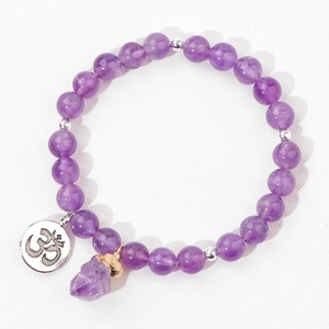 Detail von Naturstein Amethyst Armband mit Om-Anhänger und Rohstein-Charm aus Edelstahl