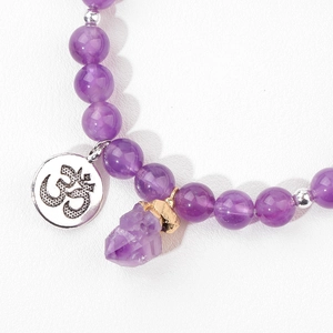 Amethyst Armband mit silbernem Om-Anhänger und vergoldeter violetter Kristallspitze