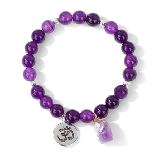 Detail von Amethyst-Perlenarmband mit silbernem Om-Anhänger und lila Rohkristall-Anhänger