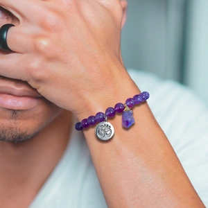 Natürliches Amethyst-Perlenarmband mit Om-Anhänger und Rohstein-Anhänger für Damen