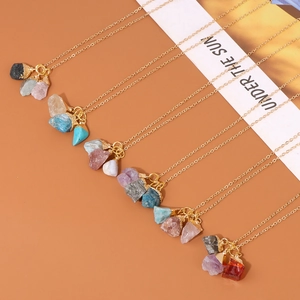 Set van gouden kettingen met kleurrijke natuurstenen hangers in bohemien stijl