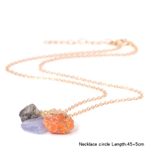 Halsketting met natuurlijke ruwe stenen in meerdere kleuren en 45 cm gouden ketting