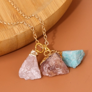 Boho gouden ketting met natuurlijke roze en blauwe ruwe steen hangers op bruine basis