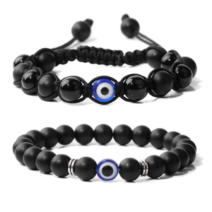 Detail von Tigerauge und Böser Blick Perlenarmbänder mit schwarzen geflochtenen Perlen