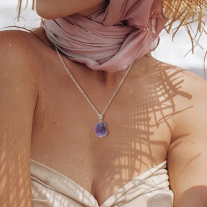 Collana con ciondolo in ametista grezza irregolare e catena d'argento per donna