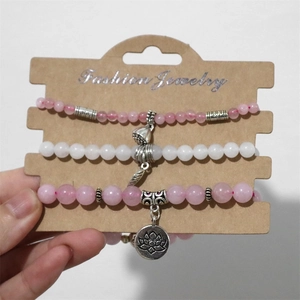 Gros plan détaillé de bracelets en pierres naturelles avec pendentifs lotus en argent