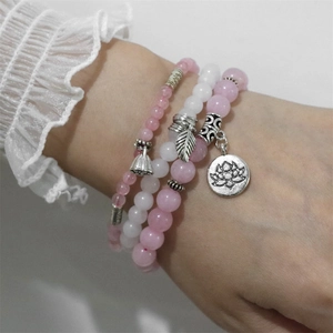Ensemble de trois bracelets de perles empilables en pierre rose et breloques argent