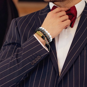 Vue détaillée du lot de trois bracelets pour hommes en perles d'œil de tigre et mantras