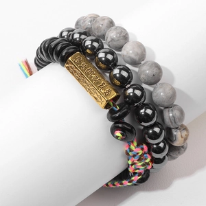 Ensemble détaillé de trois bracelets en pierre naturelle et perles d'oeil de tigre