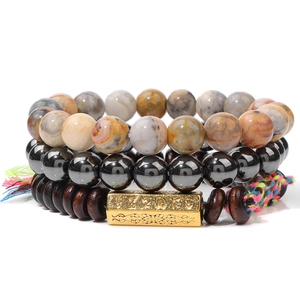 Détail d'un bracelet à trois couches avec pierres oeil de tigre naturelles et perles gravées