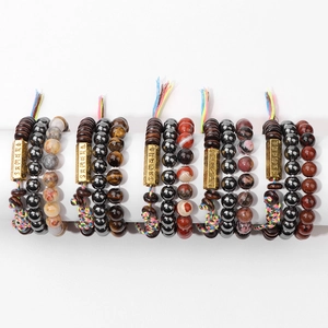Vue détaillée du lot de trois bracelets en perles d'oeil de tigre avec mantras gravés en métal