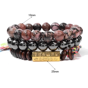 Détail du bracelet triple couche avec perles de 10mm et barre métallique gravée