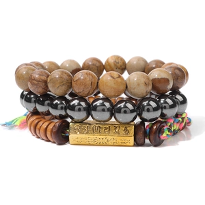 Détail de l'ensemble à trois couches avec œil de tigre, hématite et charme mantra