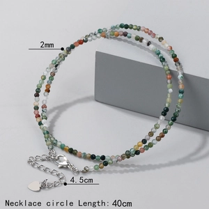Detalle de collar de cuentas de piedra natural de 2mm con cadena de extensión de 4,5cm