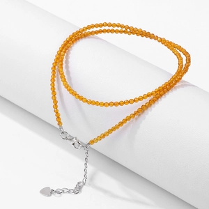 Collar minimalista de cuentas naranjas con piedras facetadas de ámbar y dije de corazón