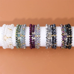 Détail de cinq ensembles de bracelets en perles de cristal avec breloques hexagonales