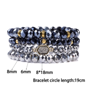 Détail du lot de 4 bracelets en perles de cristal facettées de 6mm et 8mm avec fermoir