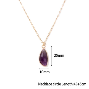 Dettaglio della collana con ciondolo in pietra viola 25x10mm e catena regolabile 45+5cm