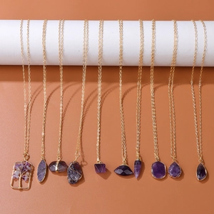Collezione di collane a catena dorata con vari ciondoli in ametista naturale viola scuro