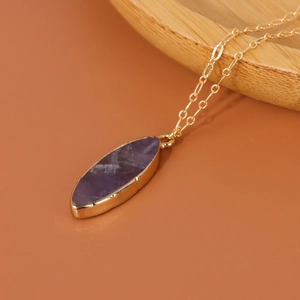 Elegante collana a catena dorata con pendente in pietra naturale viola taglio marquise