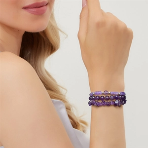 Dettaglio del set di tre braccialetti in ametista con perle di pietra grezza e lucidata