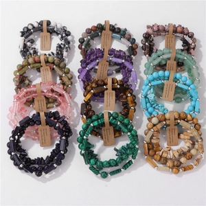 Set di bracciali con perline in pietra naturale con ametista e ciondoli quadrati