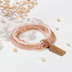 Detailansicht des 4-teiligen Sets facettierter Glasperlenarmbänder mit Kraftpapieranhänger
