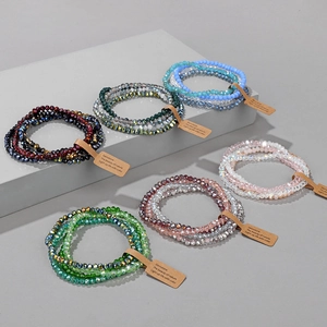 Detail von mehrlagigen facettierten Kristallperlen-Armbändern mit Naturstein-Etiketten