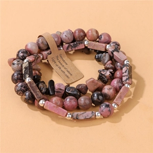 Dettaglio di bracciali in pietre naturali con ametista e pietre di forma quadrata